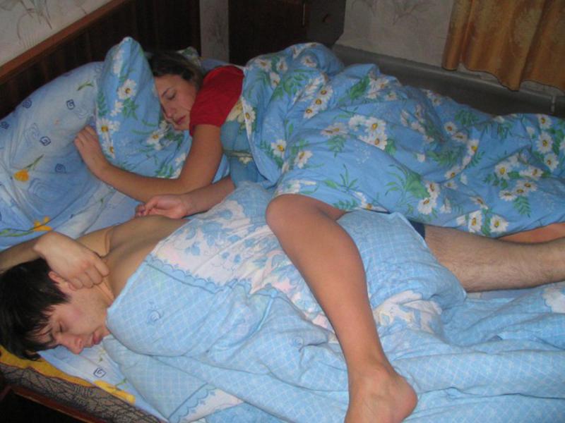 Голая женушка спит на кровати фото